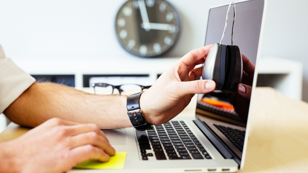 کالیبره کردن رنگ مانیتور | روش ها و مزایای آن 1 کالیبره کردن مانیتور لپ تاپ